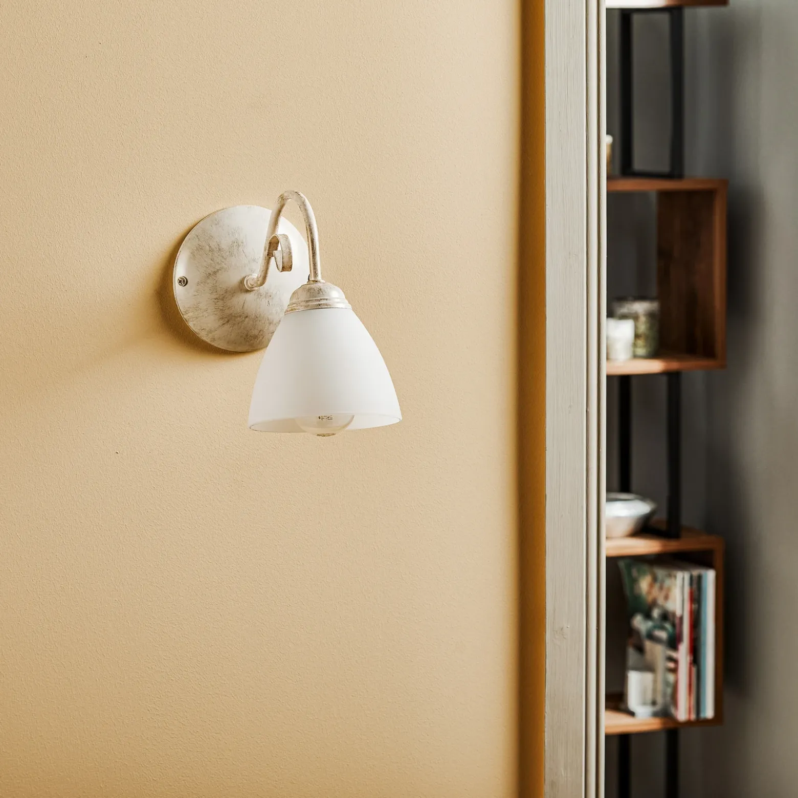 Aplique de pared Adoro con pantalla de cristal, blanco