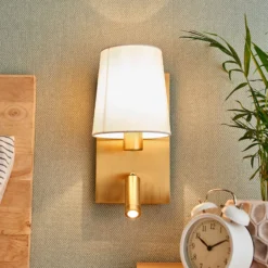 Aplique de pared Aiden de Lindby, 30 cm, latón antiguo, brazo de lectura LED