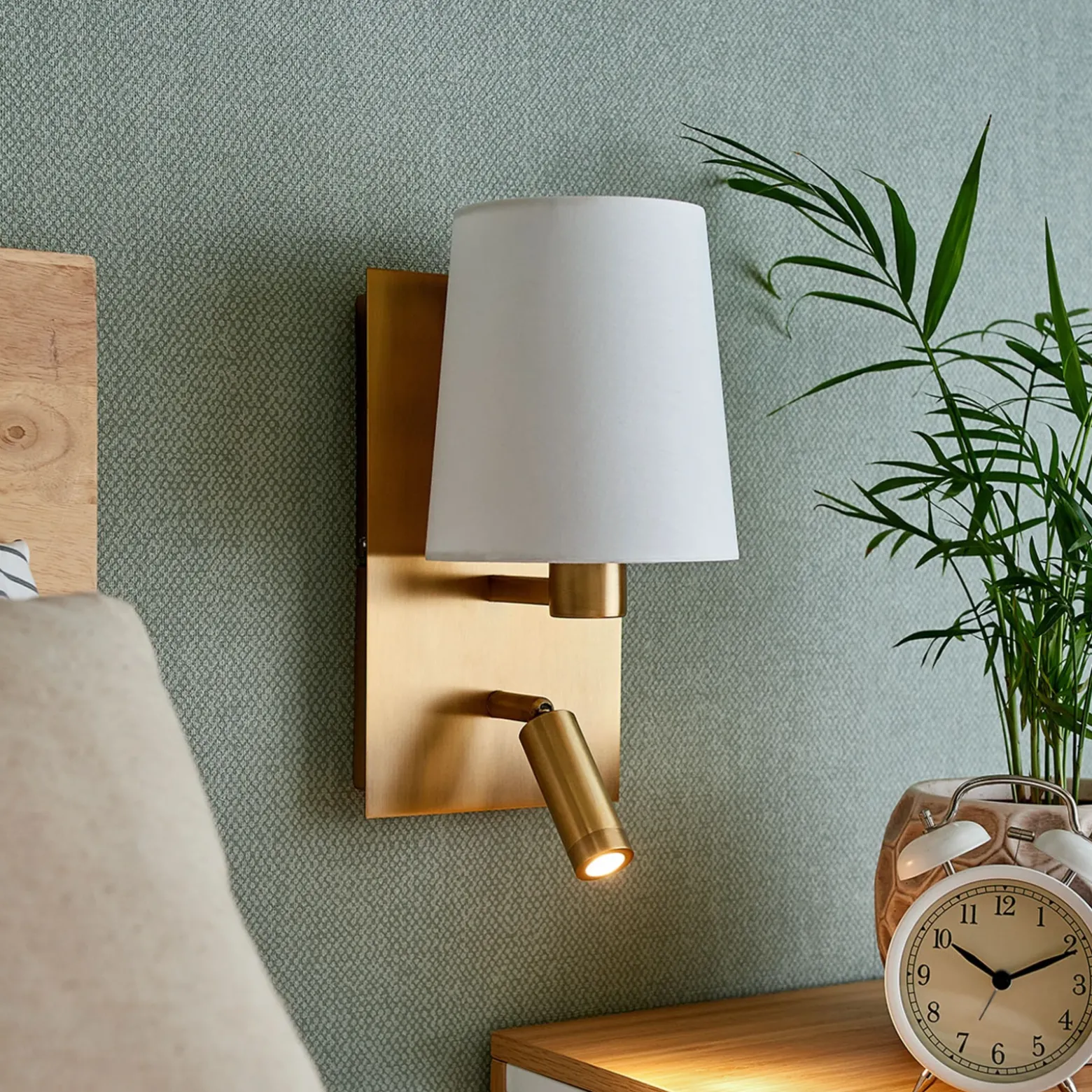 Aplique de pared Aiden de Lindby, 30 cm, latón antiguo, brazo de lectura LED
