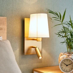 Aplique de pared Aiden de Lindby, 30 cm, latón antiguo, brazo de lectura LED