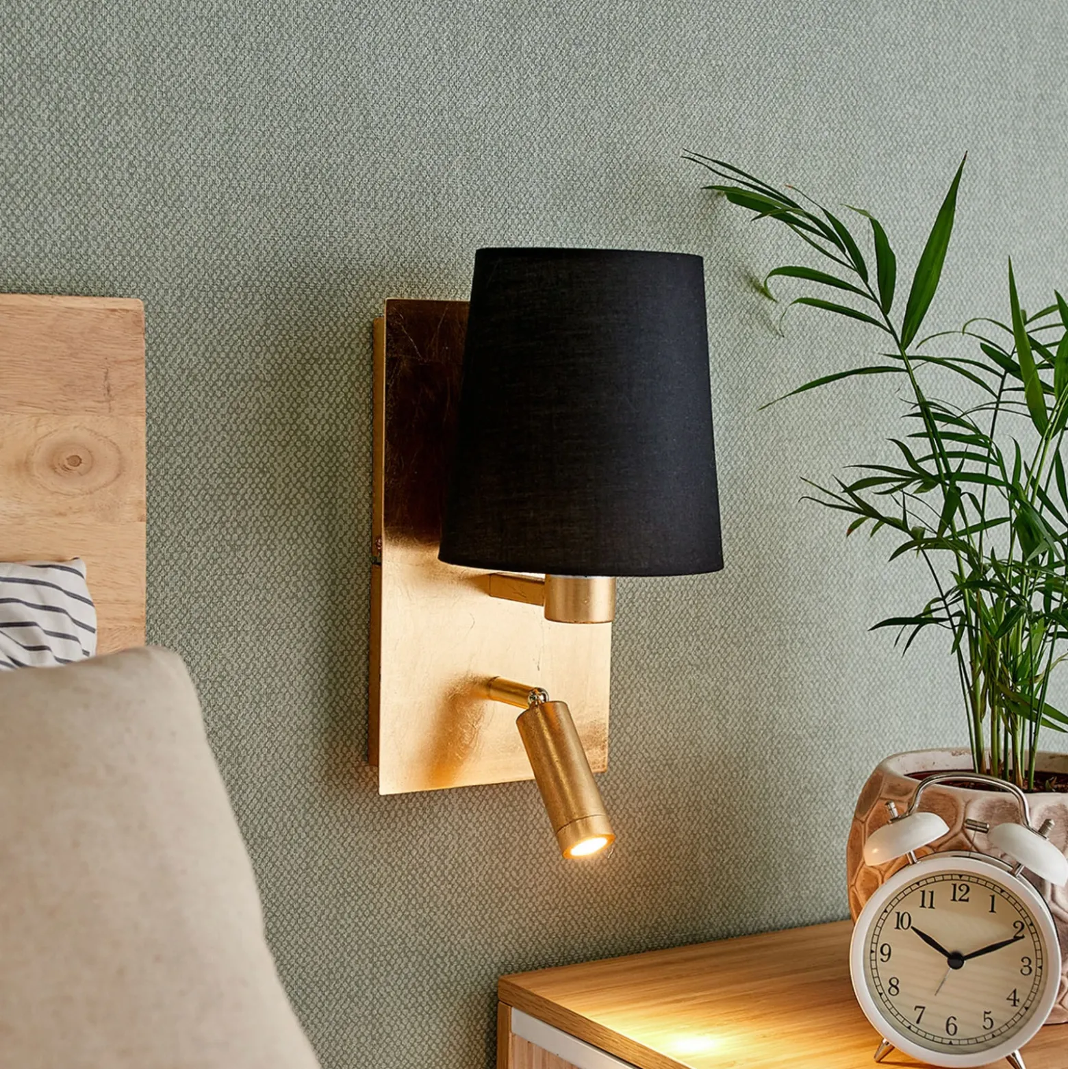 Aplique de pared Aiden de Lindby, 30 cm, negro, dorado, brazo de lectura LED