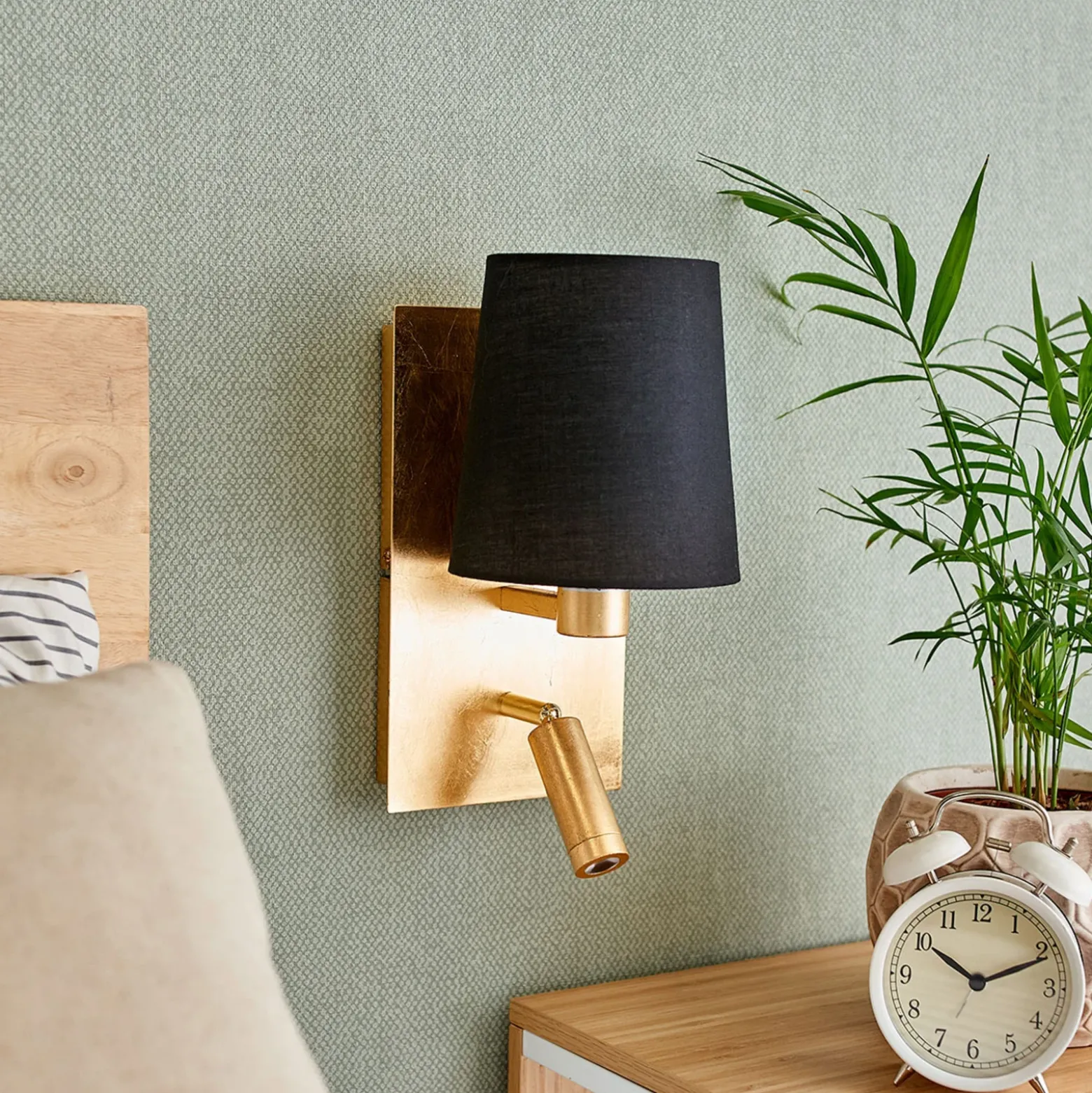 Aplique de pared Aiden de Lindby, 30 cm, negro, dorado, brazo de lectura LED