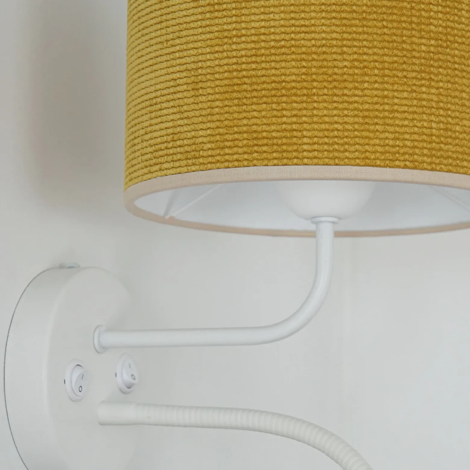 Aplique de pared, cable, blanco/amarillo mostaza, brazo de lectura