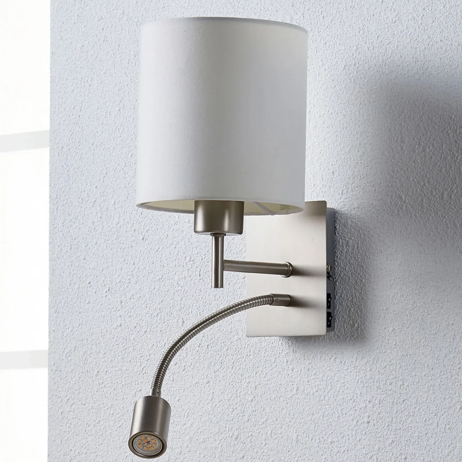 Aplique de pared Camilo de Lindby, color níquel, brazo de lectura LED, 28 cm