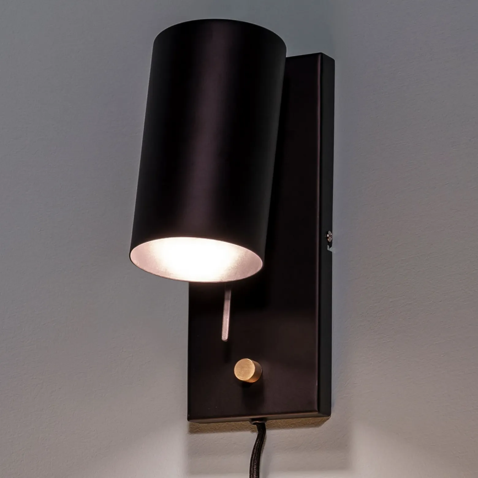 Aplique de pared Carrie atenuable con cable y enchufe