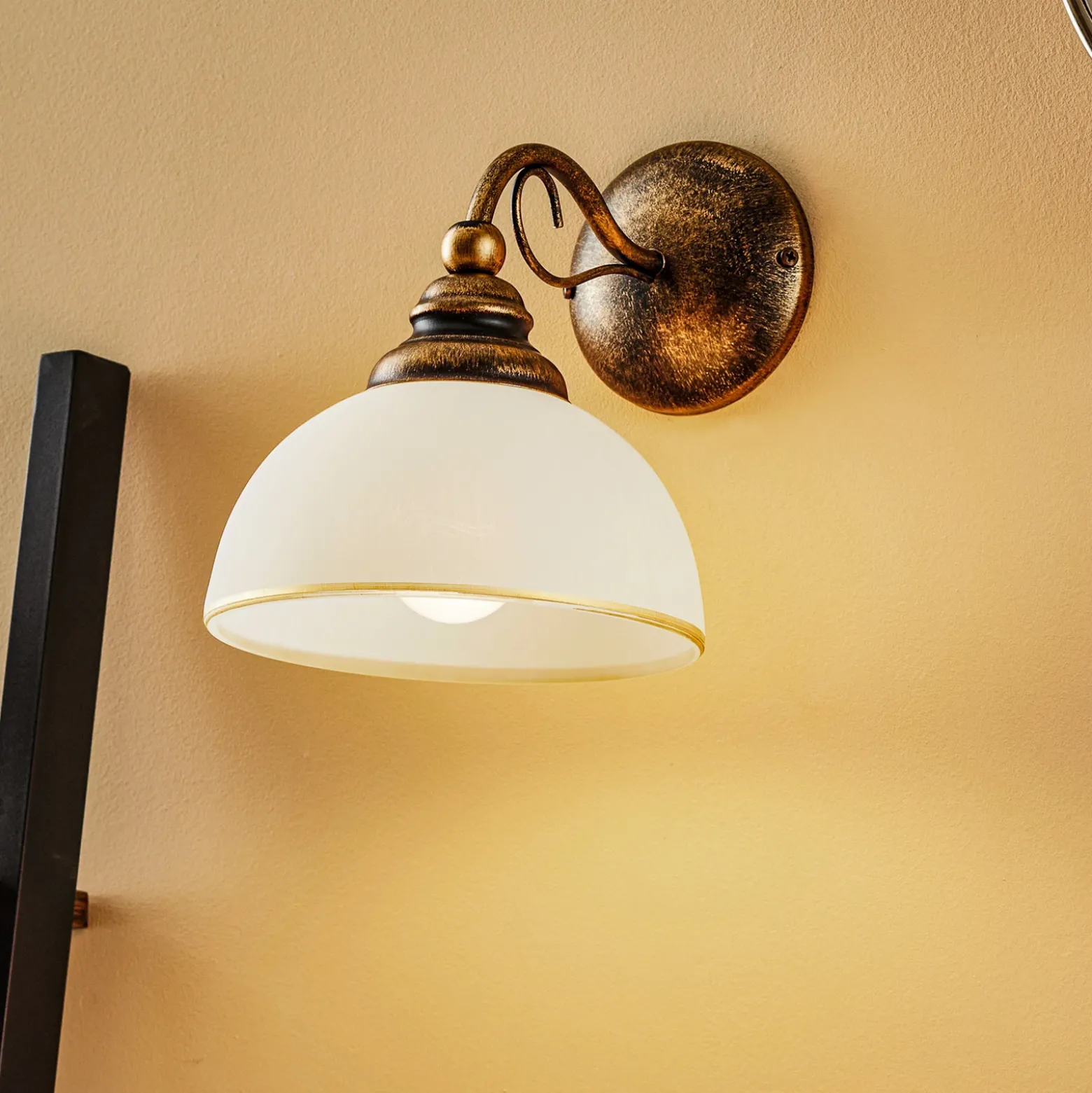 Aplique de pared Casale con pantalla de cristal