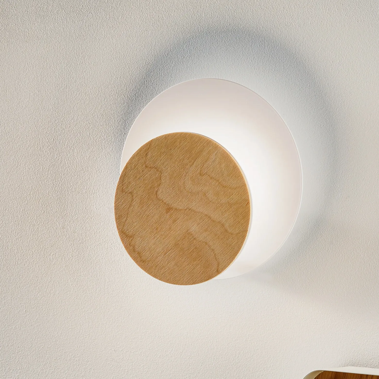 Aplique de pared Circle en blanco, placa decorativa en madera clara