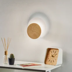 Aplique de pared Circle en blanco, placa decorativa en madera clara