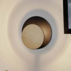 Aplique de pared Circle en negro con placa decorativa de madera