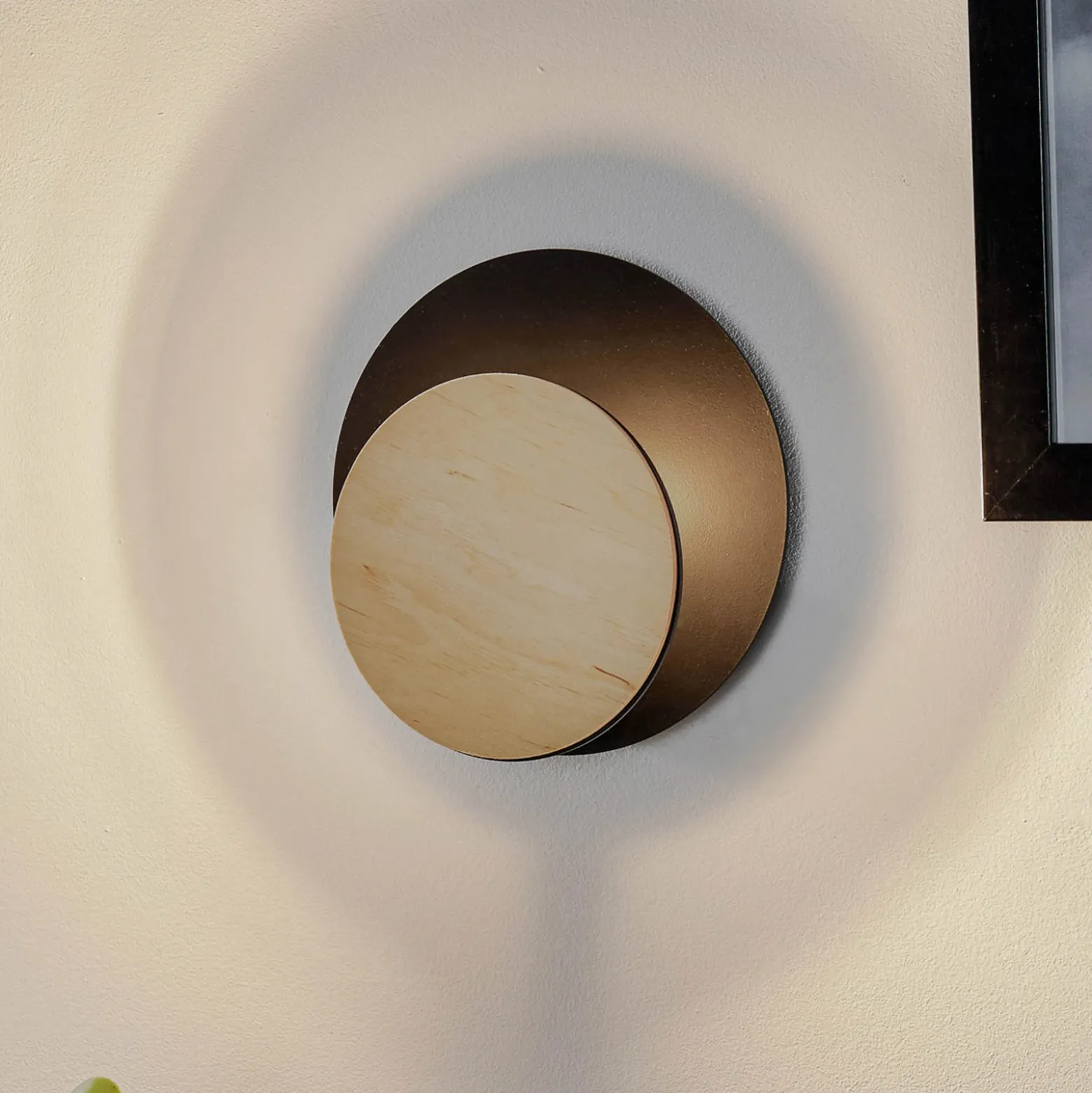 Aplique de pared Circle en negro con placa decorativa de madera