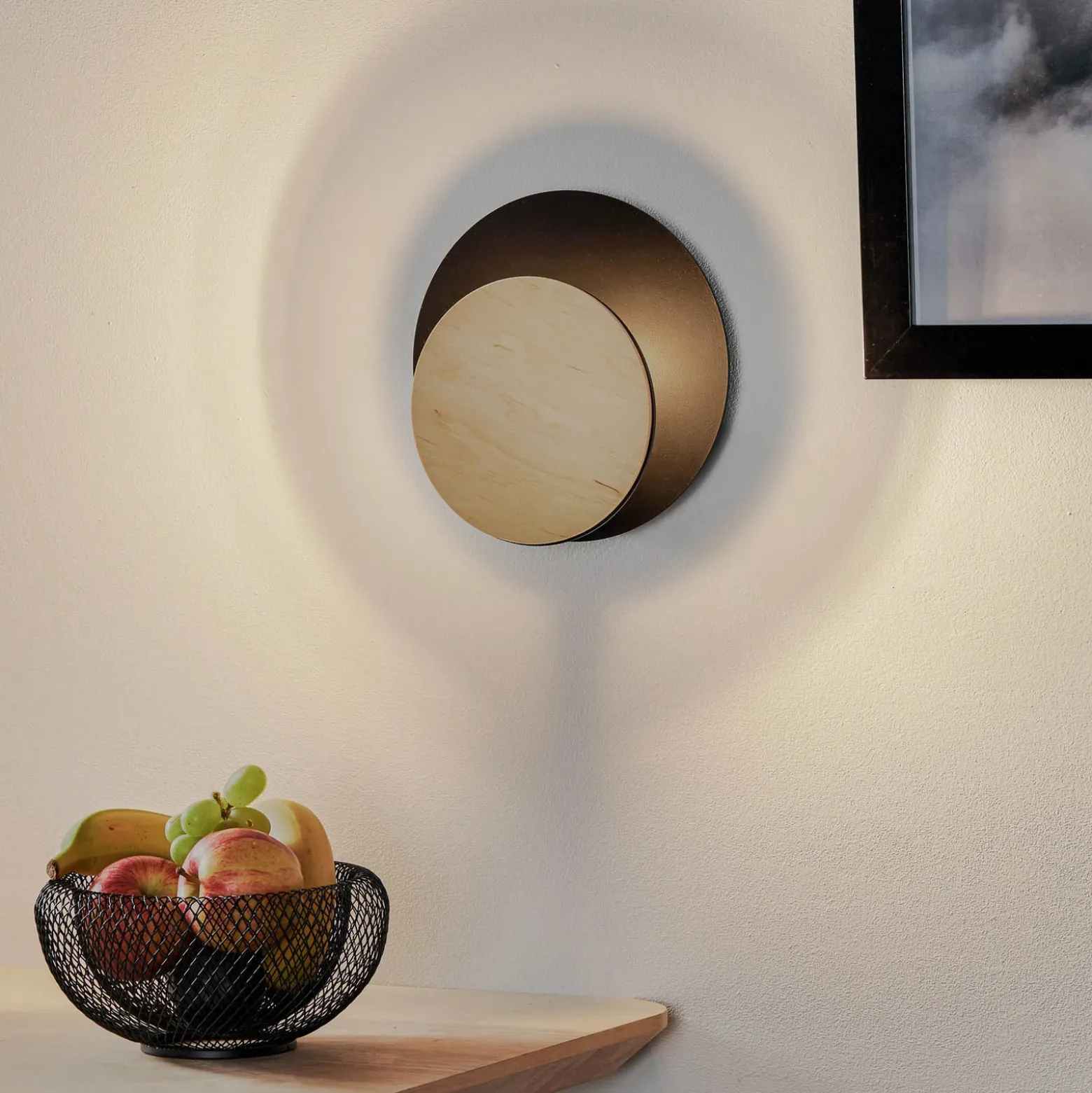 Aplique de pared Circle en negro con placa decorativa de madera