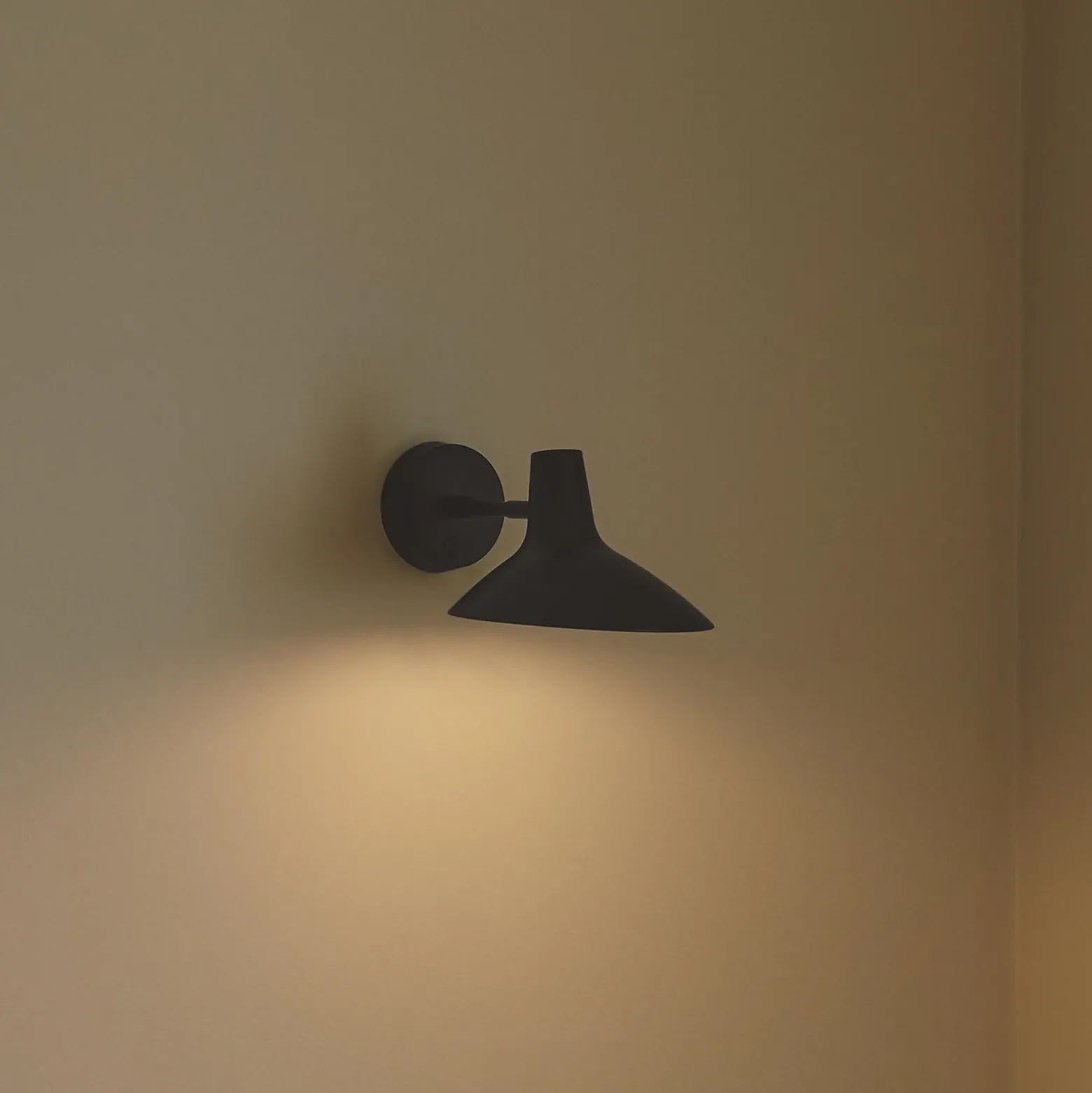 Aplique de pared corto Darci, proyección 33,5 cm, negro