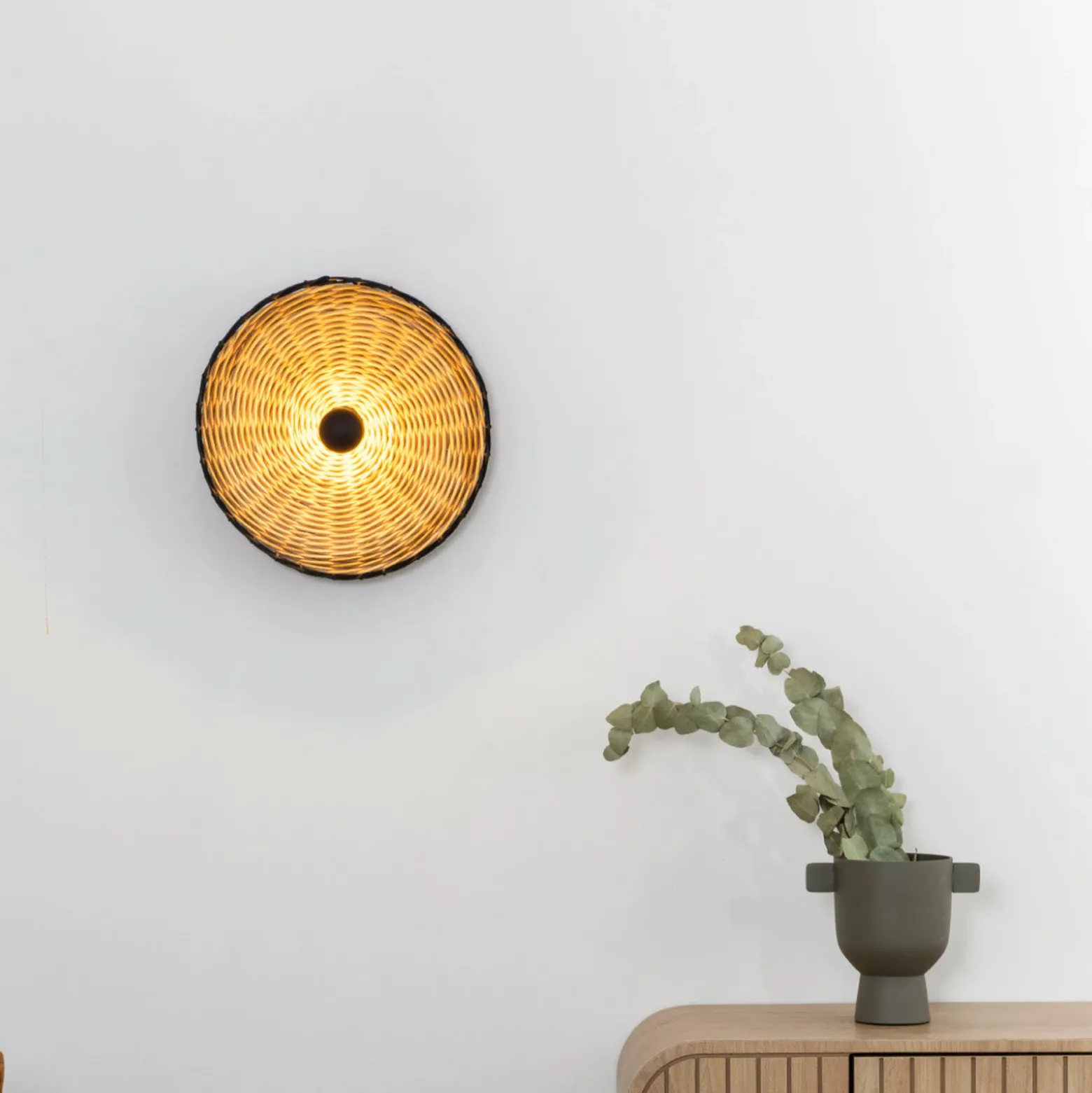 Aplique de pared Costas, negro/madera clara, ratán, Ø 40 cm