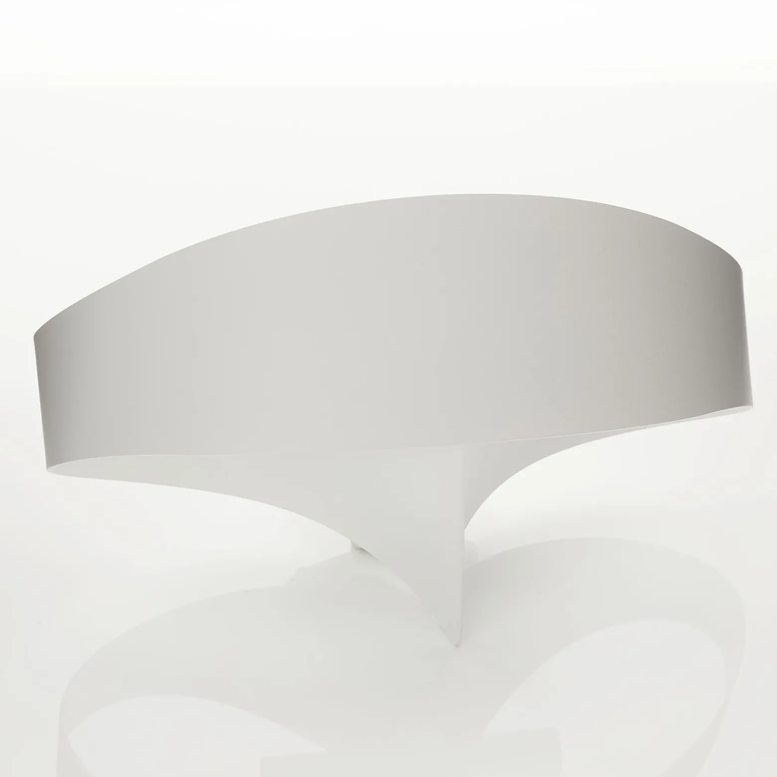 Aplique de pared de diseño blanco Scudo