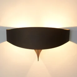 Aplique de pared de diseño en bronce Scudo