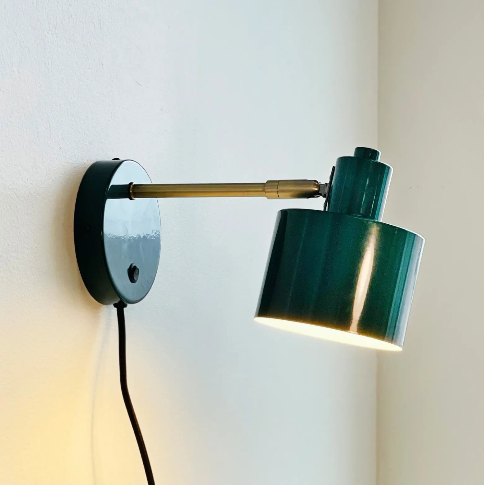 Aplique de pared Dyberg Larsen Ocean, verde oscuro, saliente 30 cm