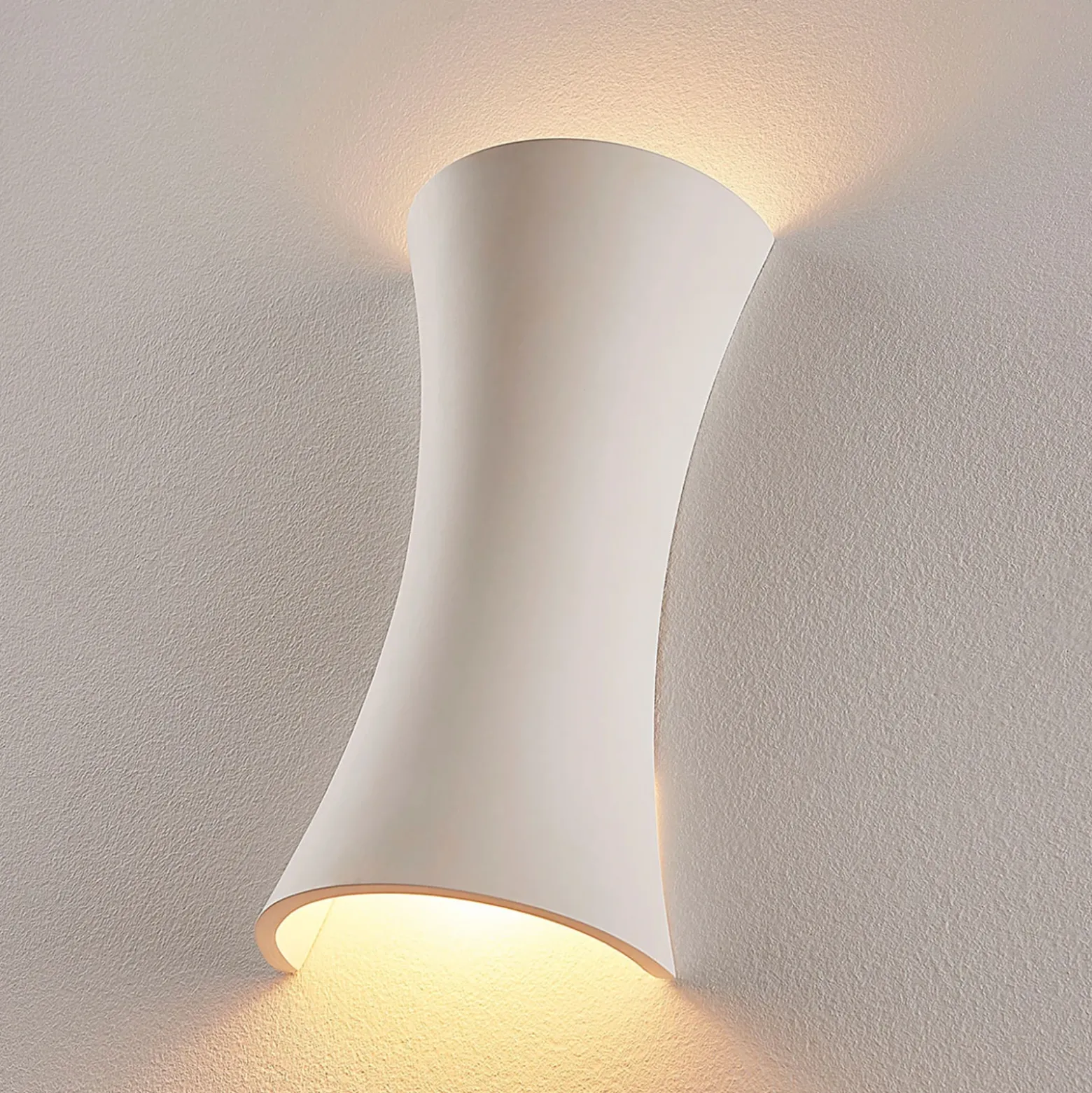 Aplique de pared Edon de Lindby, blanco, yeso, cóncavo, 30 cm