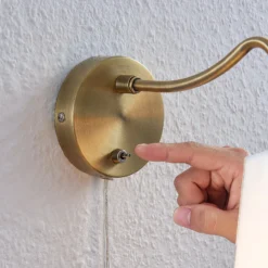 Aplique de pared Ethan de Lindby, blanco/latón antiguo, enchufe, 28 cm, E14
