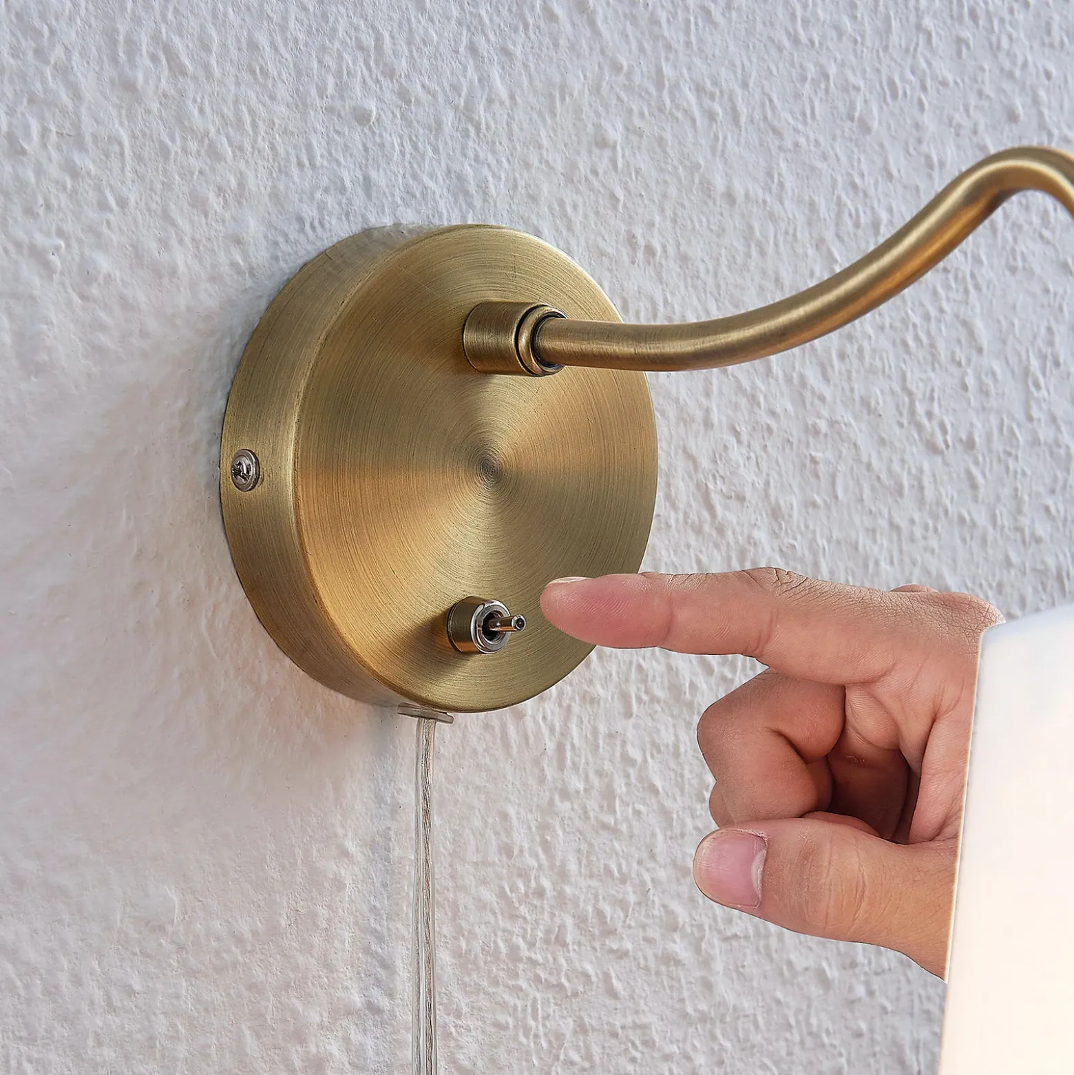 Aplique de pared Ethan de Lindby, blanco/latón antiguo, enchufe, 28 cm, E14