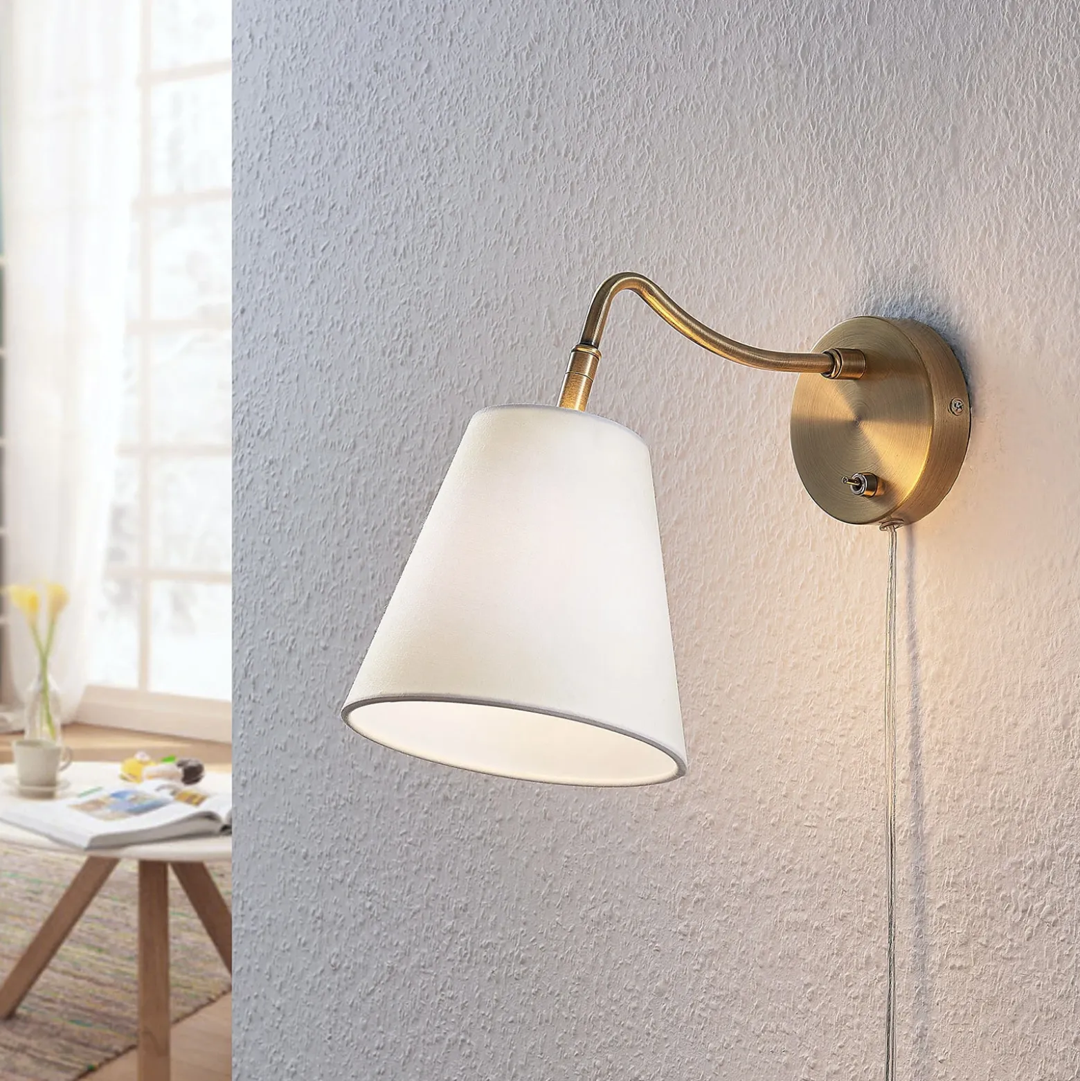Aplique de pared Ethan de Lindby, blanco/latón antiguo, enchufe, 28 cm, E14