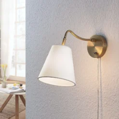 Aplique de pared Ethan de Lindby, blanco/latón antiguo, enchufe, 28 cm, E14