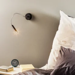 Aplique de pared Flexa con brazo flexible, negro