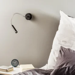 Aplique de pared Flexa con brazo flexible, negro