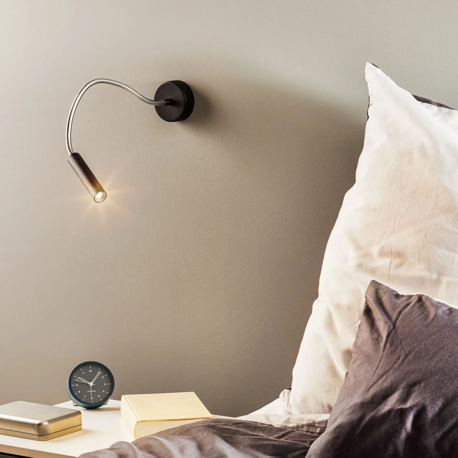 Aplique de pared Flexa con brazo flexible, negro