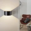 Aplique de pared Fold con pantalla curvada en negro