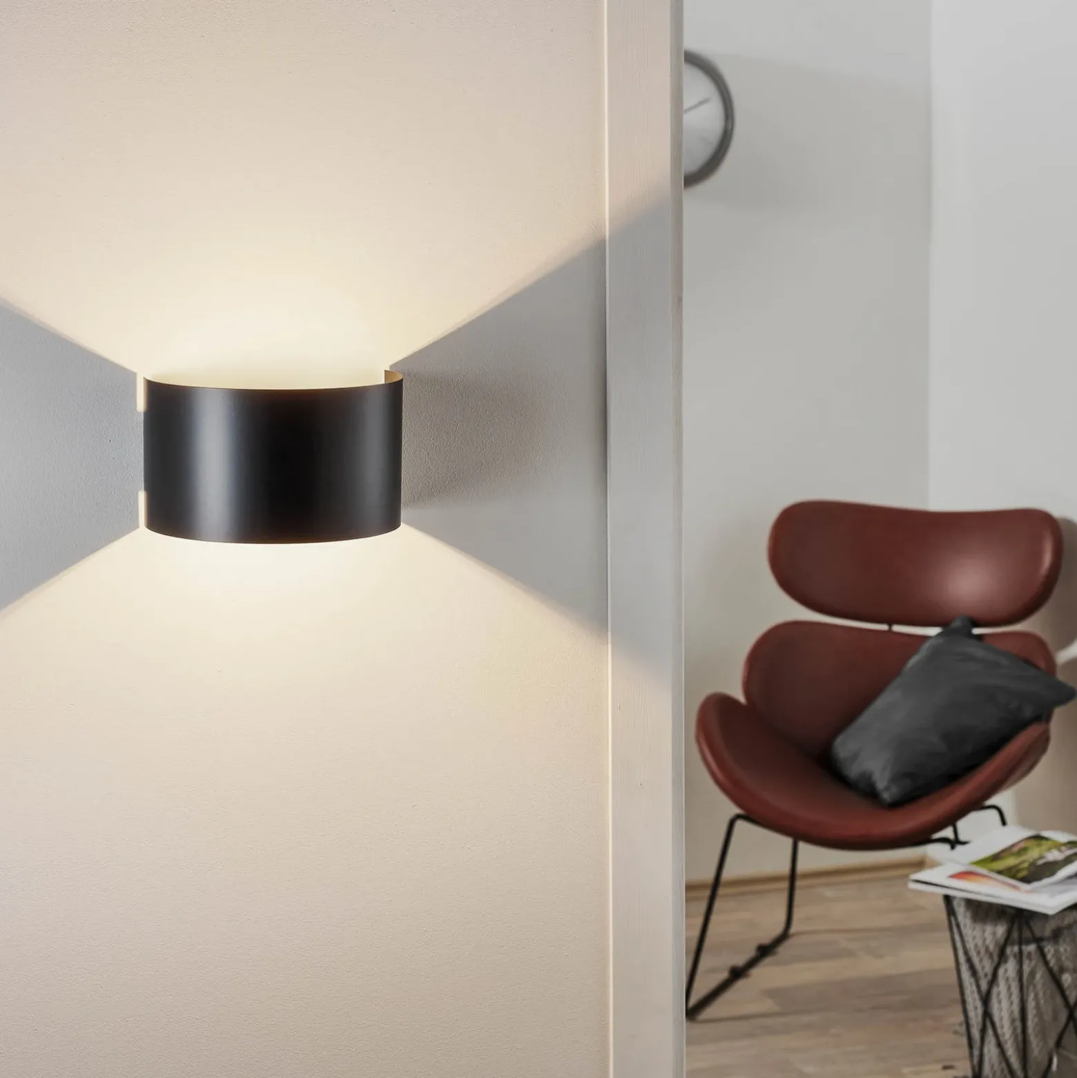 Aplique de pared Fold con pantalla curvada en negro