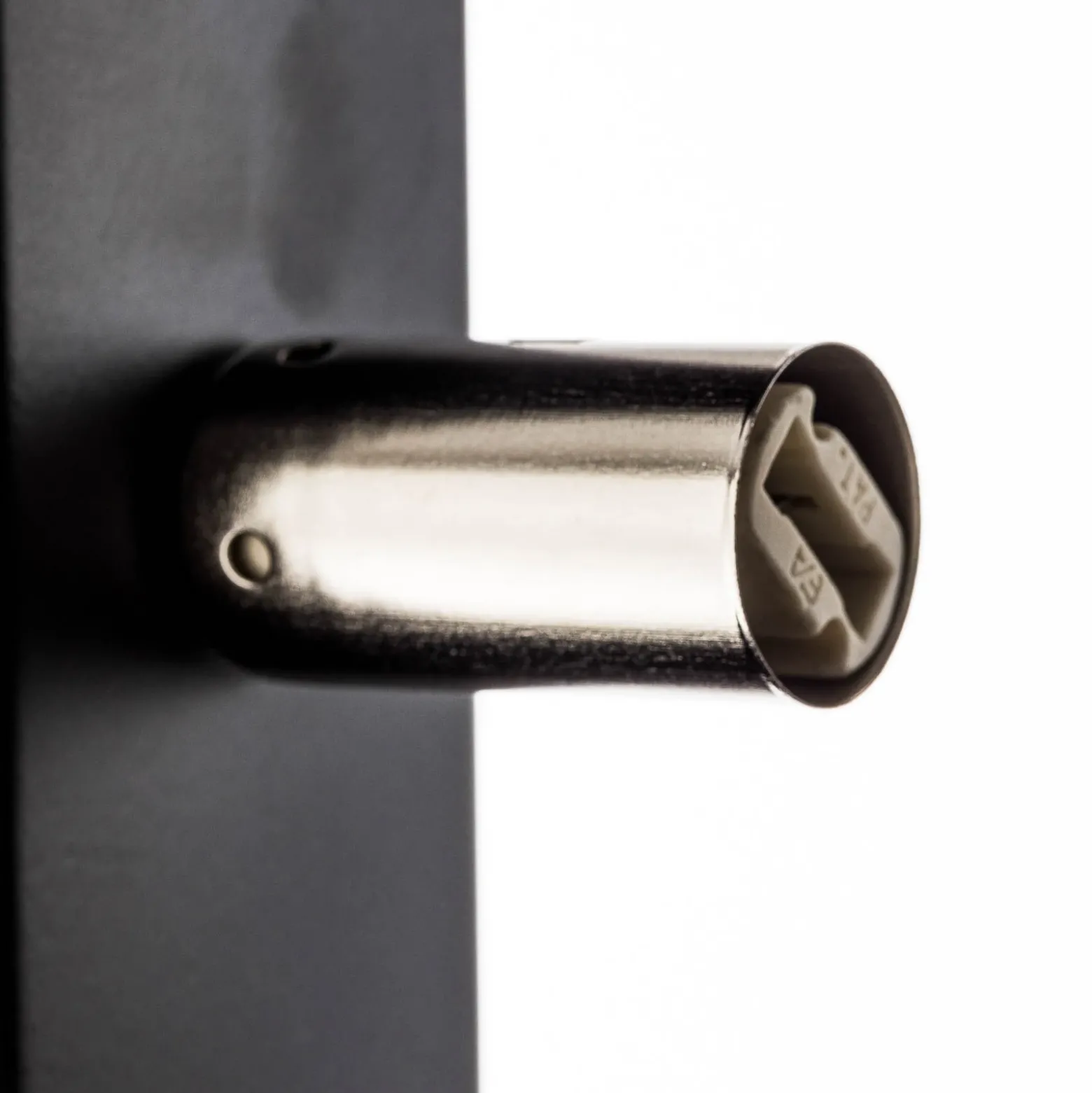 Aplique de pared Fold con pantalla curvada en negro