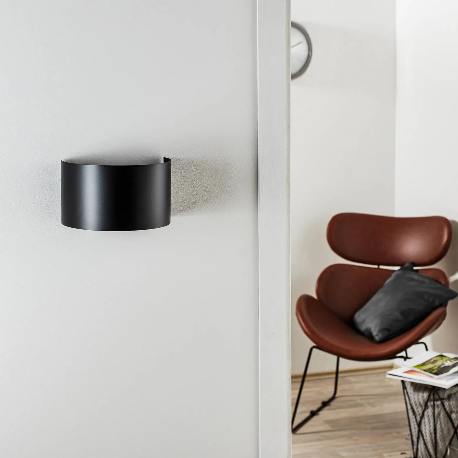 Aplique de pared Fold con pantalla curvada en negro