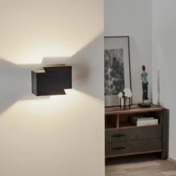 Aplique de pared Frost con forma angular, negro