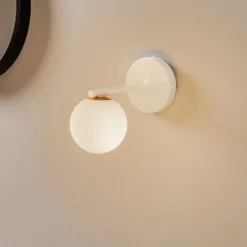 Aplique de pared Gama en blanco con bola de cristal
