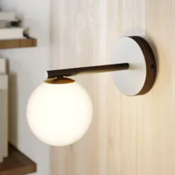 Aplique de pared Gama en negro con bola de cristal