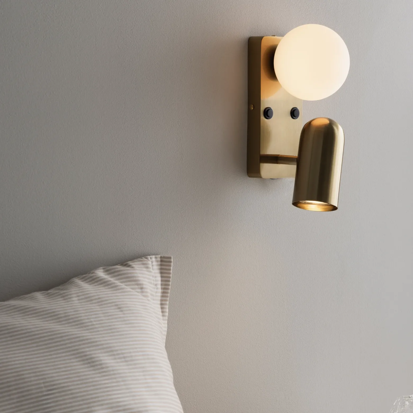 Aplique de pared Globen Lighting «Doppio», color latón, altura 24 cm, 2 luces