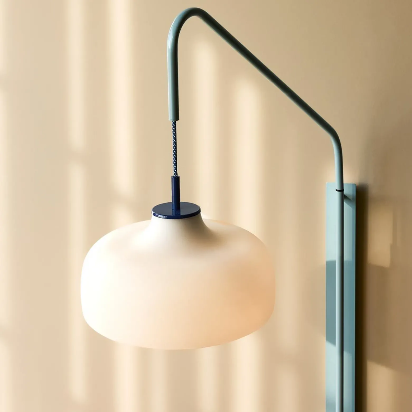 Aplique de pared HÜBSCH Current, azul claro, saliente 71 cm
