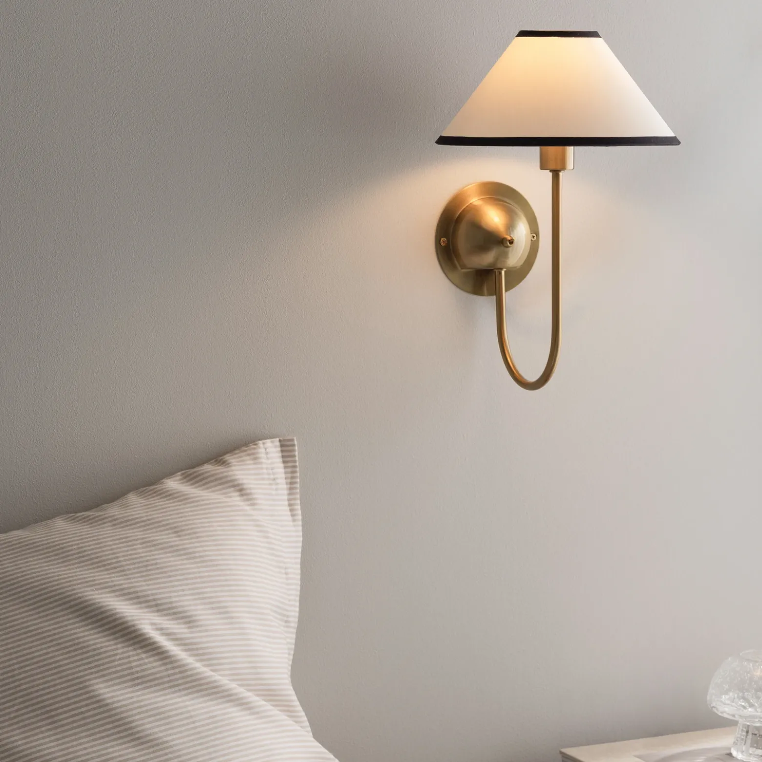 Aplique de pared IRIS de Globen Lighting, color crema, altura 32 cm