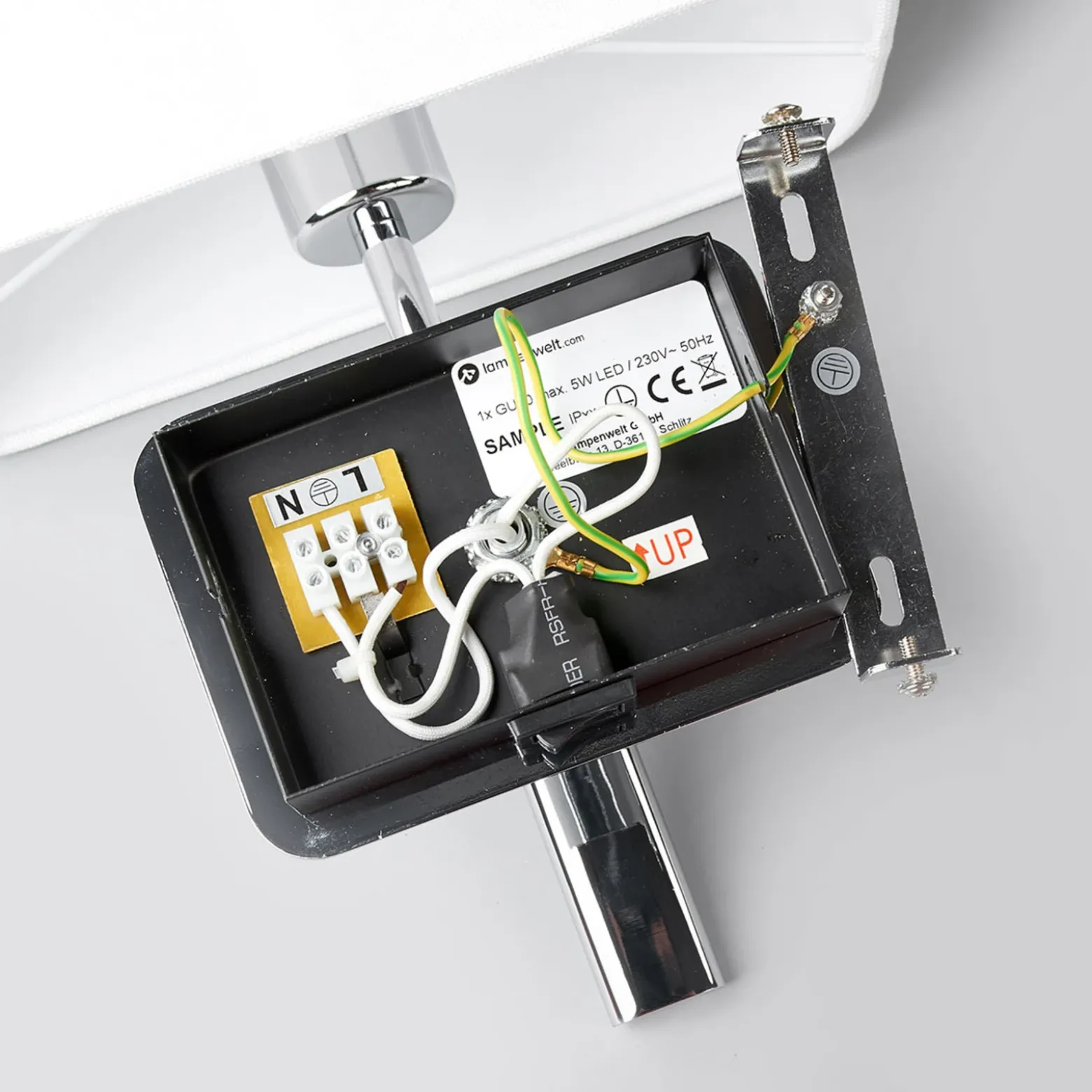 Aplique de pared Jettka con pantalla textil e interruptor