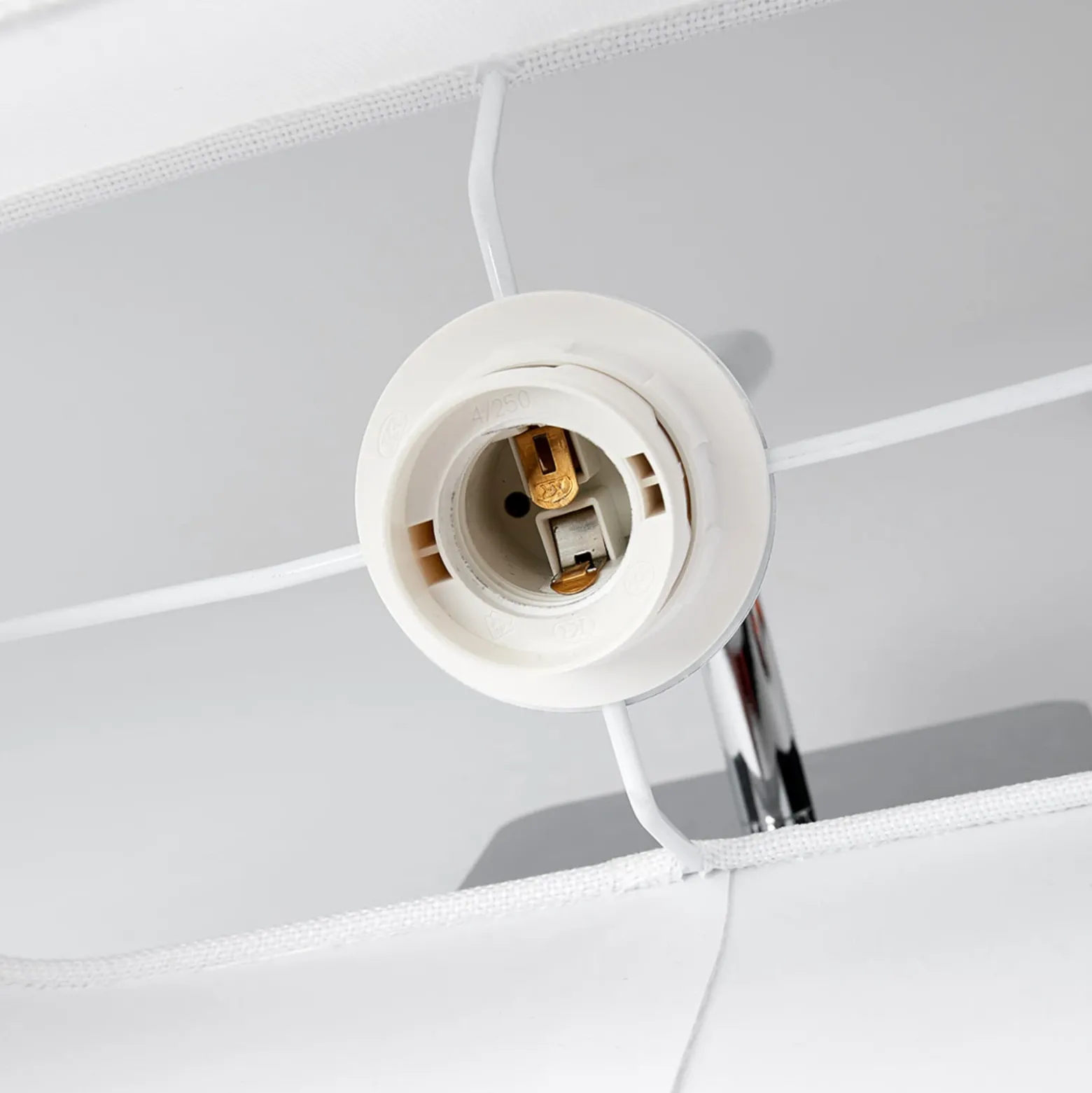 Aplique de pared Jettka con pantalla textil e interruptor
