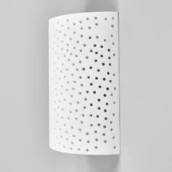 Aplique de pared Jiru de Lindby, altura 23 cm, blanco, semicircular, yeso