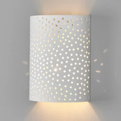 Aplique de pared Jiru de Lindby, altura 23 cm, blanco, semicircular, yeso