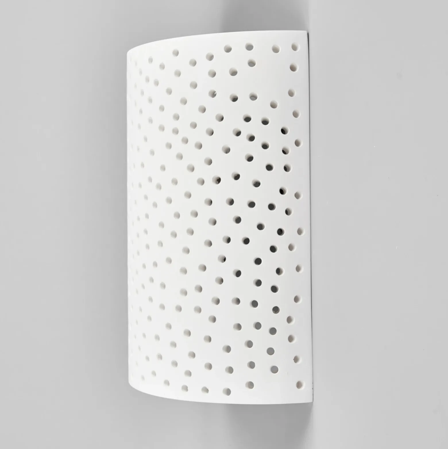 Aplique de pared Jiru de Lindby, altura 23 cm, blanco, semicircular, yeso