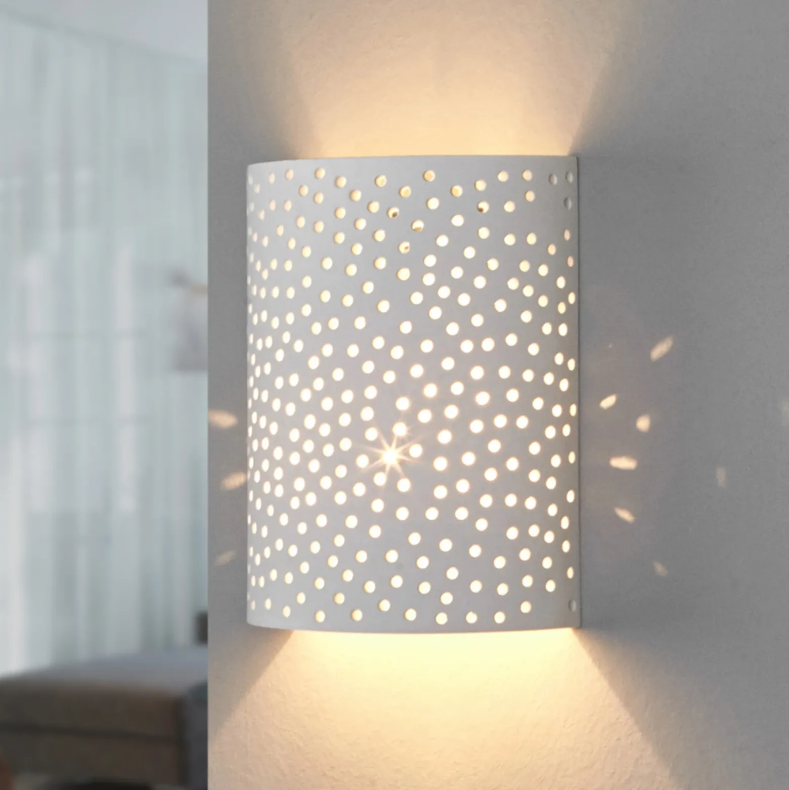 Aplique de pared Jiru de Lindby, altura 23 cm, blanco, semicircular, yeso