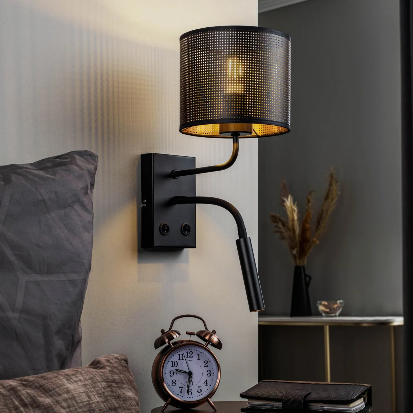 Aplique de pared Jovin de 1 luz con foco negro/dorado