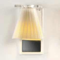 Aplique de pared Kartell Light-Air con pantalla de tela