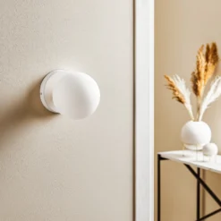 Aplique de pared Kiba blanco/dorado con pantalla esférica de cristal