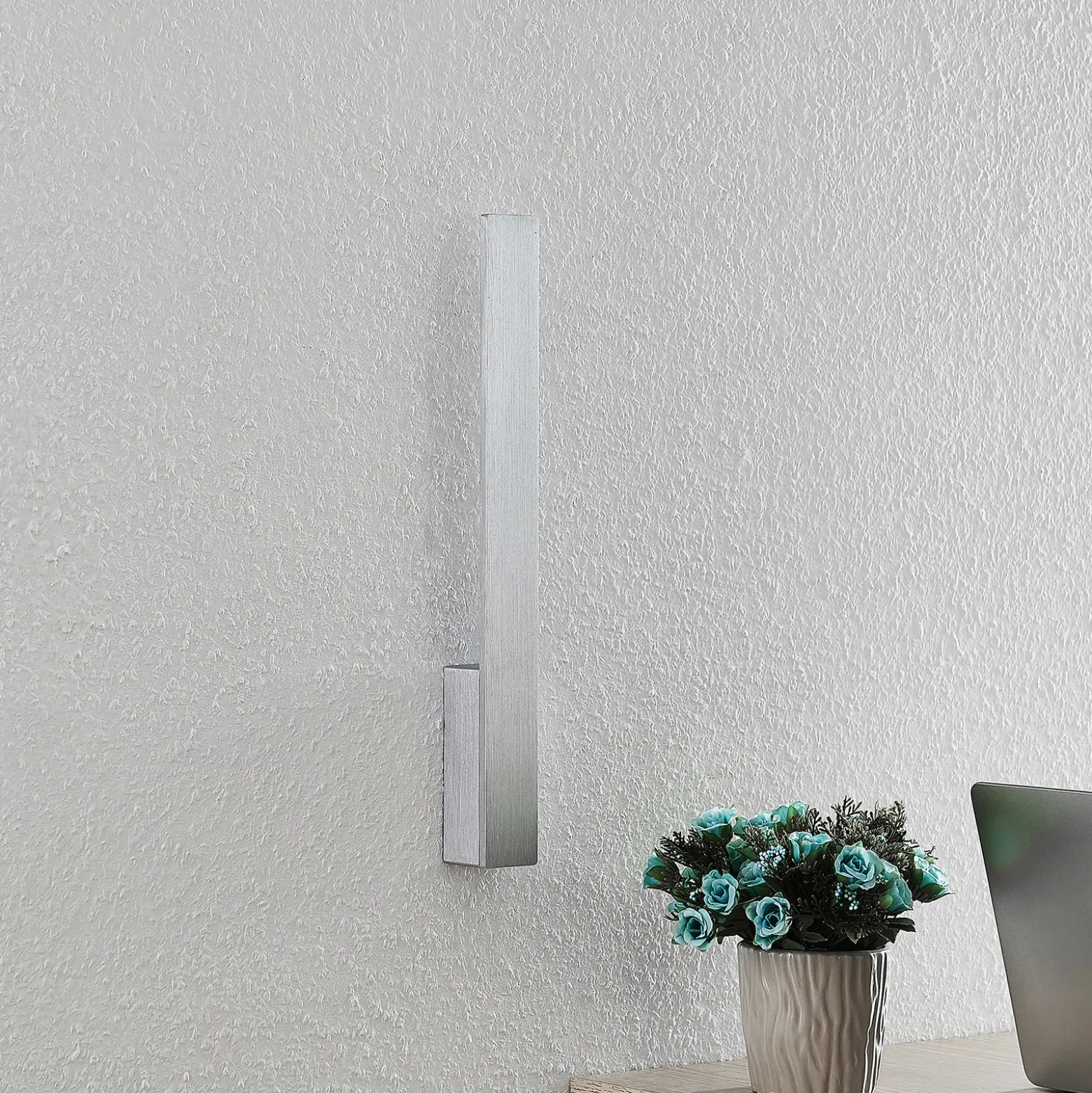 Aplique de pared LED Arcchio Ivano, altura 43 cm, aluminio cepillado