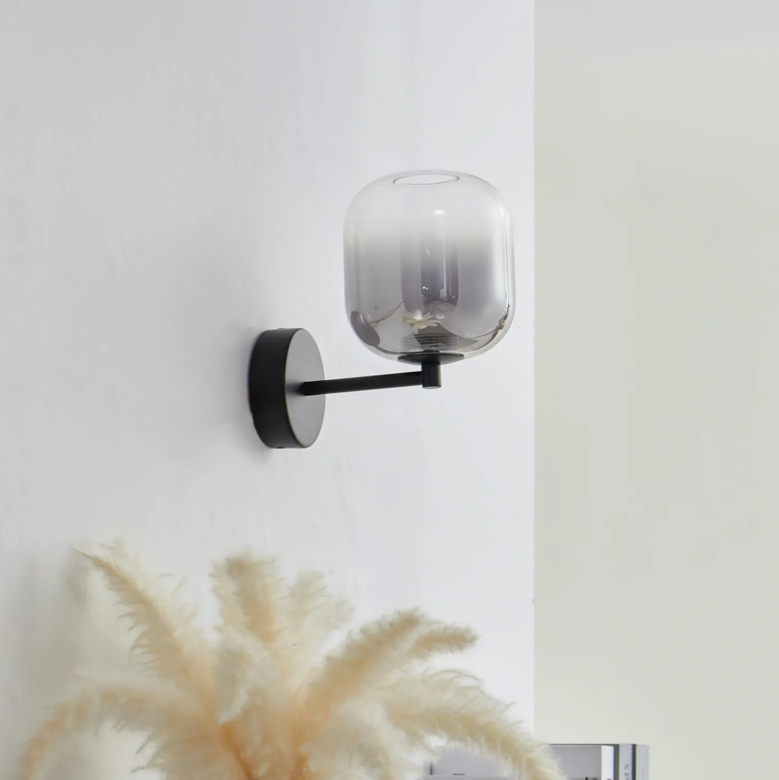 Aplique de pared LED Avelina de Lucande, gris humo