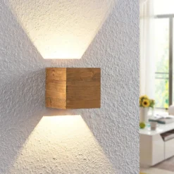 Aplique de pared LED Benicio de Lindby, 11 cm, angular, madera